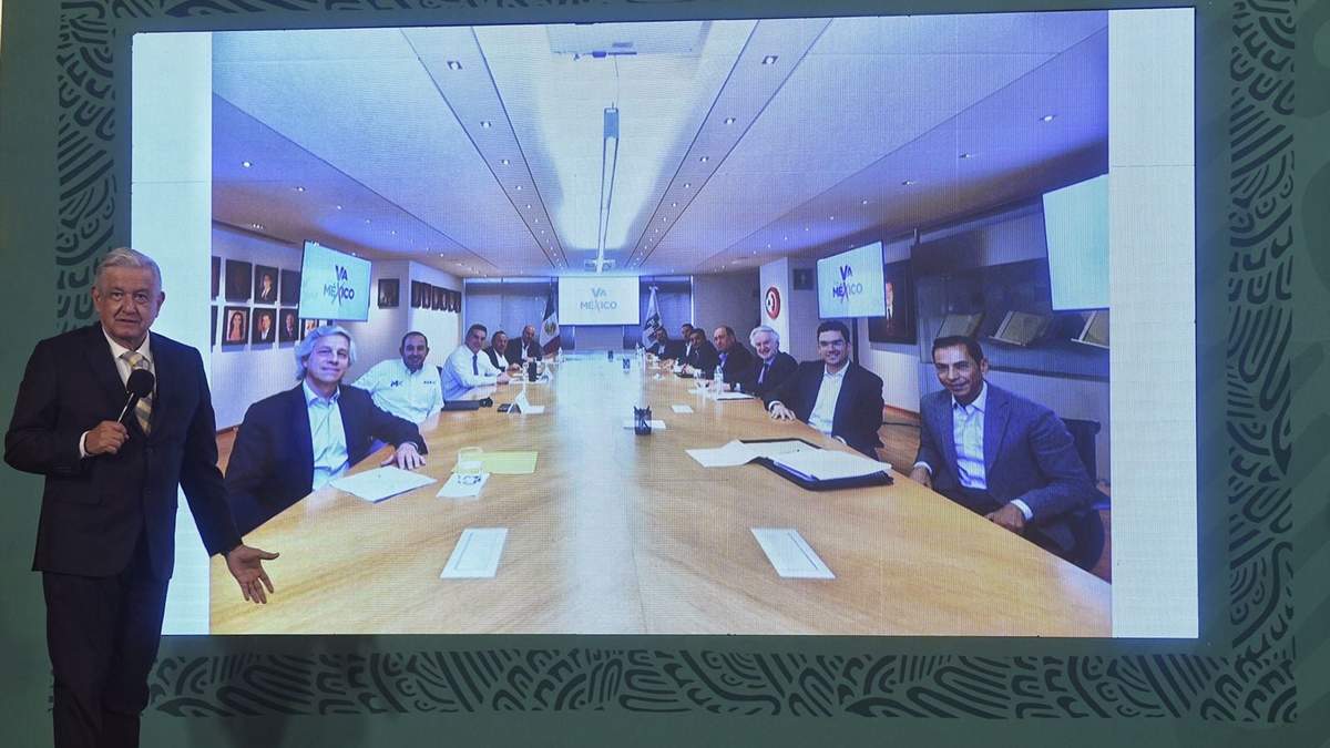 AMLO calificó la reunión como "promiscuidad política"