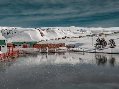 Se podrán tratar afecciones dermatológicas y osteoarticulares en el lago Caviahue
