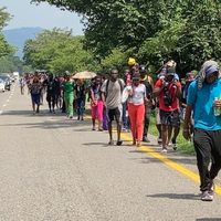 Caravana de más de 500 migrantes avanzó por la carretera costera de Chiapas