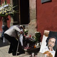 Flores, veladoras, mezcal, tlayudas y música en el adiós a Toledo en el IAGO