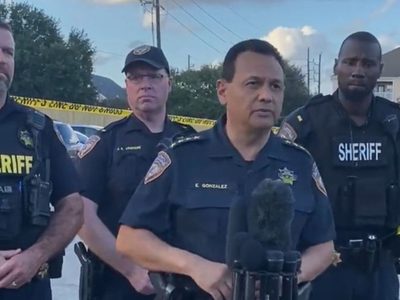 Hallan abandonados a tres hermanos y el cadáver de un cuarto en un departamento en Texas