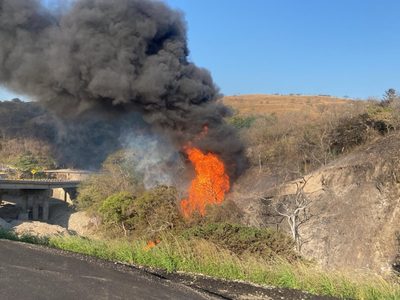 Se incendia ducto de Pemex y suspenden el tránsito en la carretera Transístmica de Oaxaca
