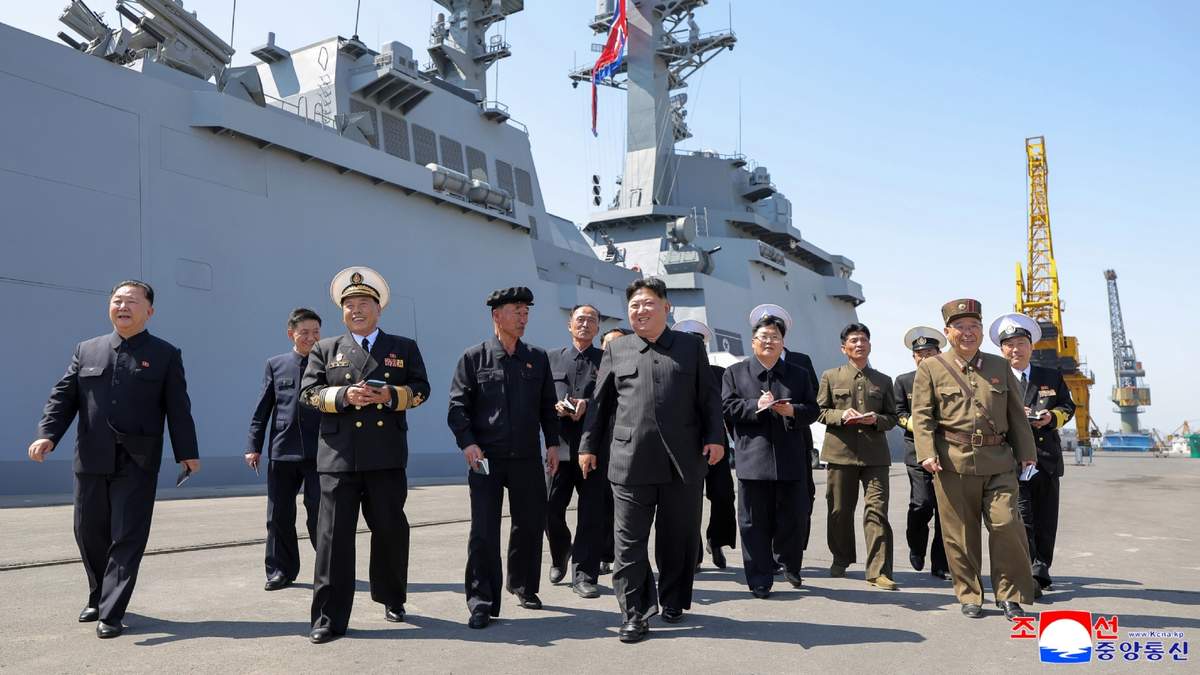 El mandatario Kim Jong Un, al centro, llega para observar el lanzamiento de prueba de misiles, el 12 de abril de 2026, en una ubicación desconocida de Corea del Norte