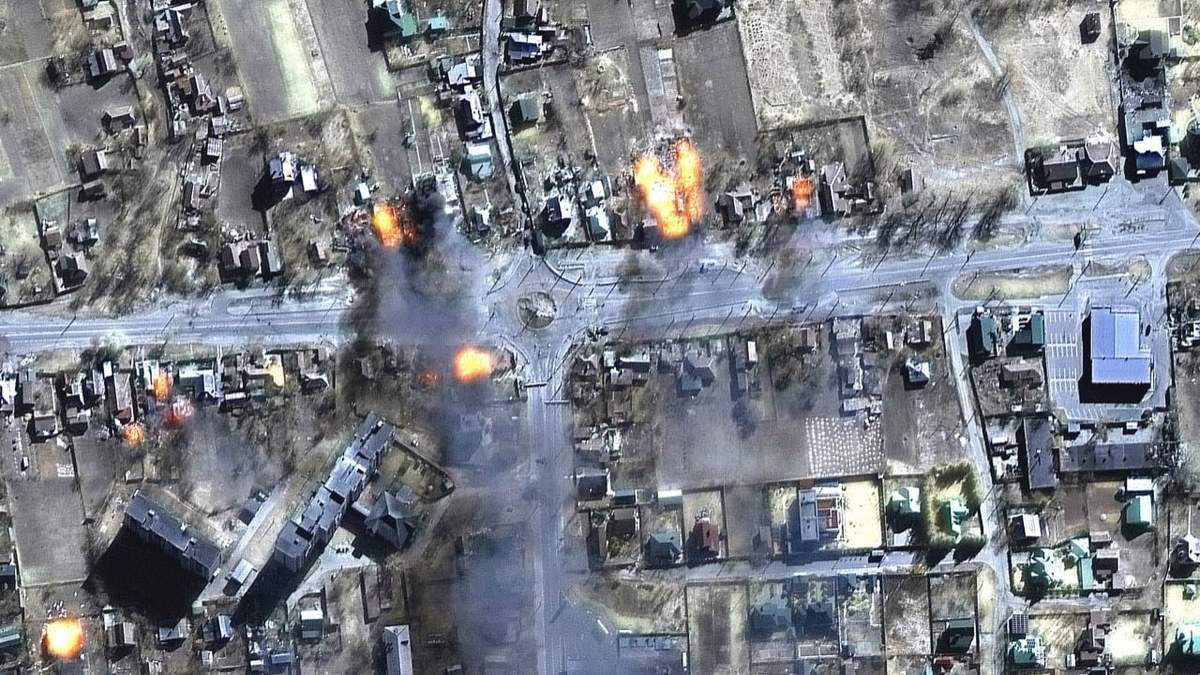 Esta imagen satelital proporcionada por Maxar Technologies muestra edificios en llamas en un área residencial en el noreste de Chernihiv, Ucrania
