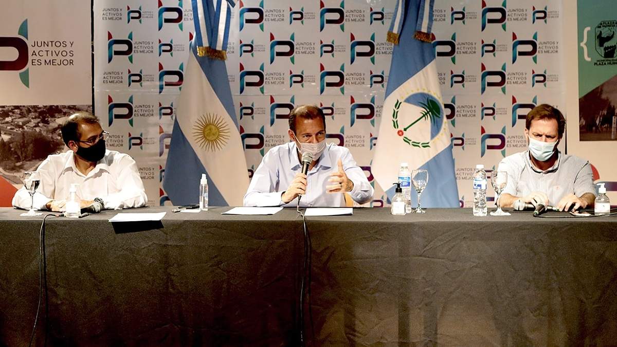 Gutiérrez firmó un convenio para el Parque Industrial de Plaza Huincul. Fuente: (Twitter)