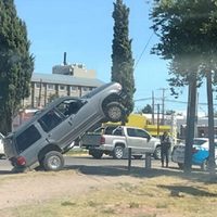 Una camioneta quedó "colgada" en ruta: Los damnificados aseguran que los encerró un vehículo