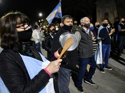 Cacerolazo en la Ciudad tras el anuncio de Alberto Fernández