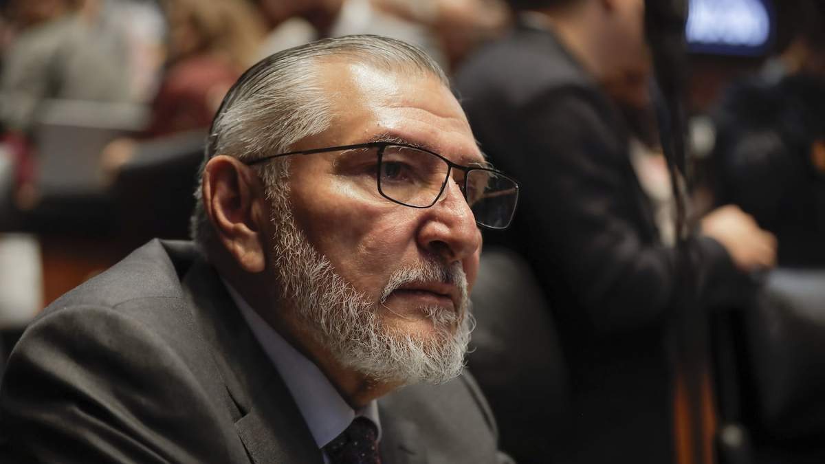 Con estudios de posgrado en Francia y una carrera inicial como notario público, Adán Augusto López ha transitado por tres partidos políticos a lo largo de su carrera.