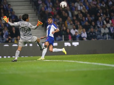 Tecatito Corona tiene pocas posibilidades de pasar al Milan