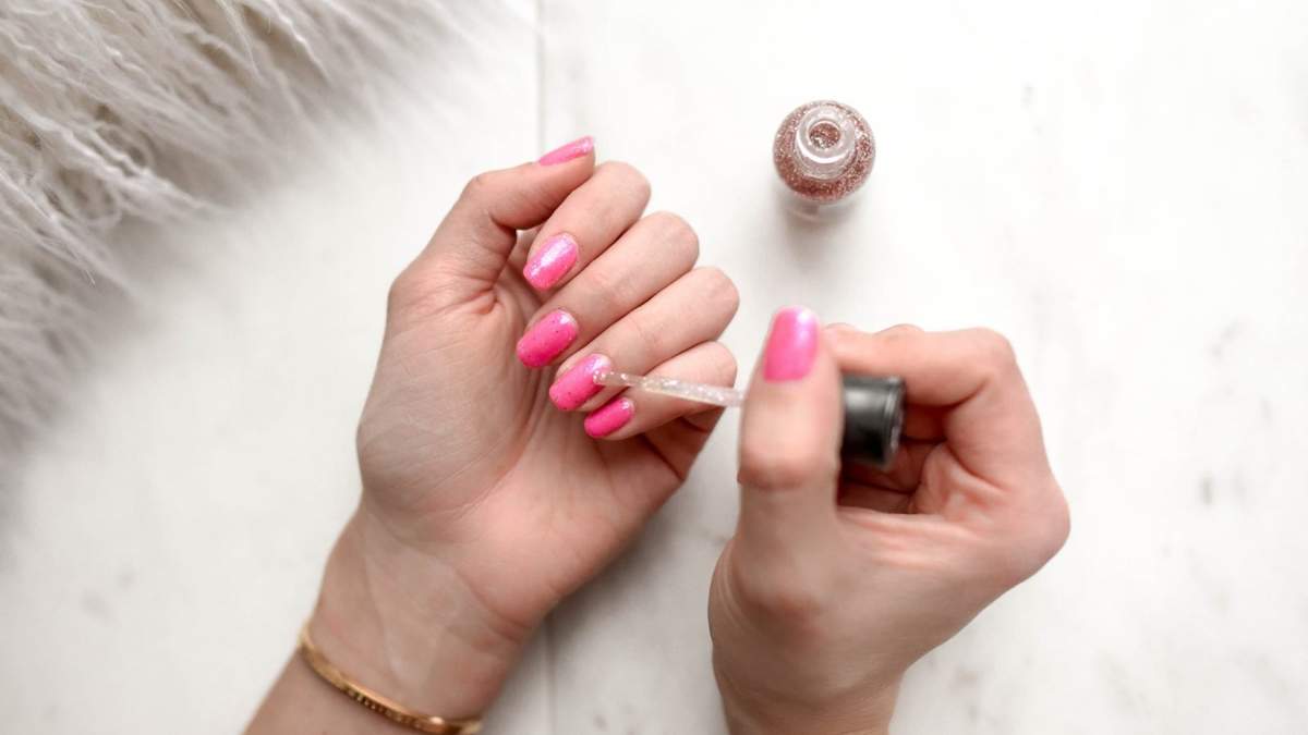Esmalte semipermanente rosa. Fuente: (Instagram)
