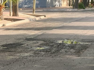 De locos: asfaltan una calle sobre una pérdida de agua en Guaymallén