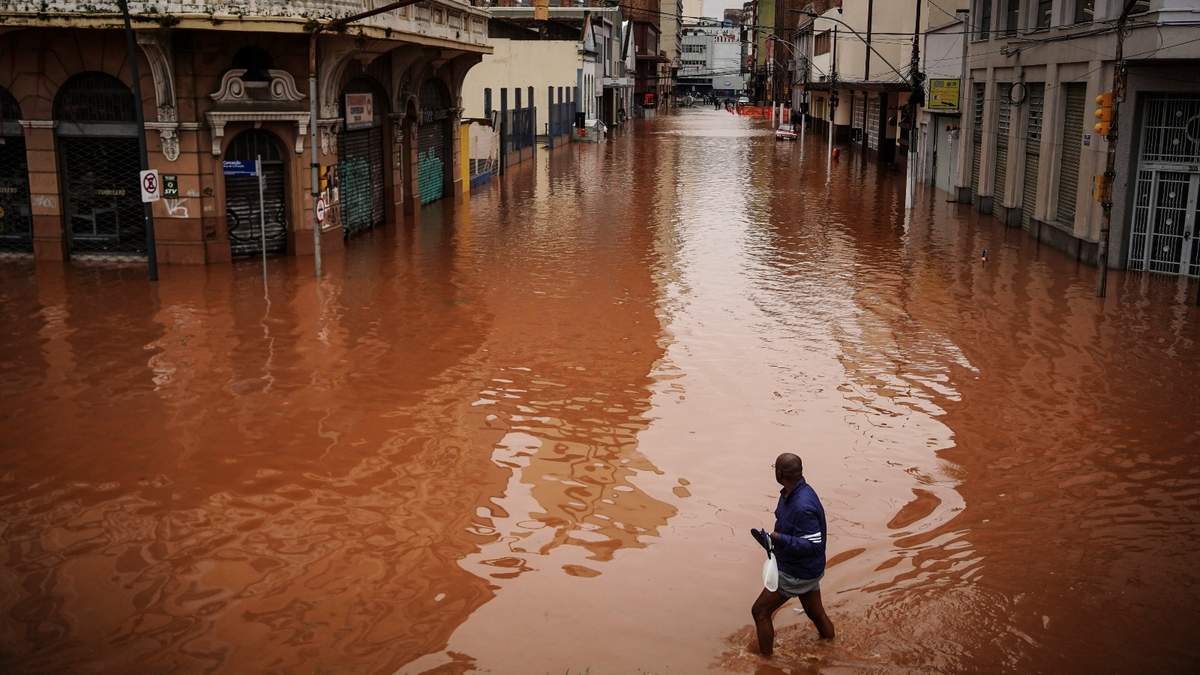 Un hombre camina por una calle inundada en Porto Alegre