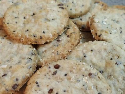 En solo 30 minutos, hacé esta receta de galletitas de chía sin gluten: crocantes y para no parar de comer