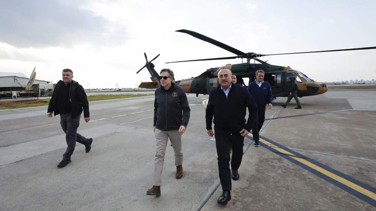 El secretario de Estado de Estados Unidos Antony Blinken (en el centro y a la izquierda) y el ministro de Relaciones Exteriores de Turquía, Mevlut Cavusoglu (centro a la derecha) caminan tras bajar de un helicóptero en el que volaron sobre las áreas afectadas por el terremoto en la provincia turca de Hatay, el domingo 19 de febrero de 2023 en la base aérea de Incirlik cerca de Adana, Turquía