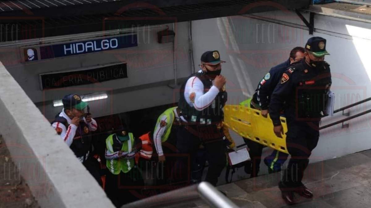 Personal de emergencia sale del Metro Hidalgo