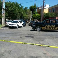Policías se enfrentan a ladrones de autos de lujo en Guadalajara; hay tres detenidos