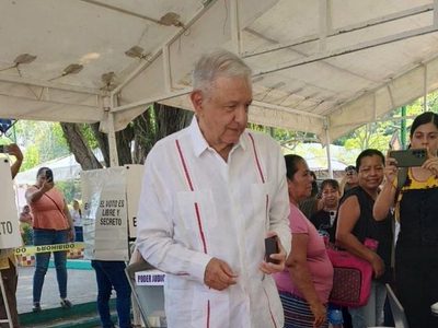 AMLO reaparece para votar en la elección judicial