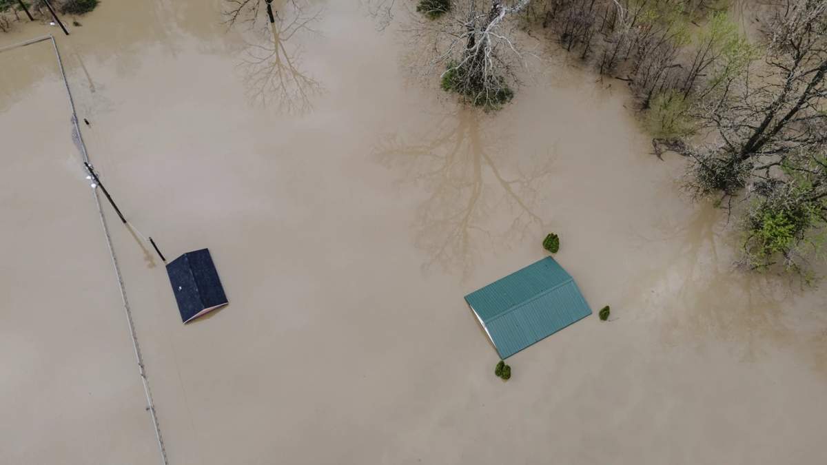 Muerte de niño en inundaciones de Kentucky plantea preguntas sobre por qué no cancelaron las clases