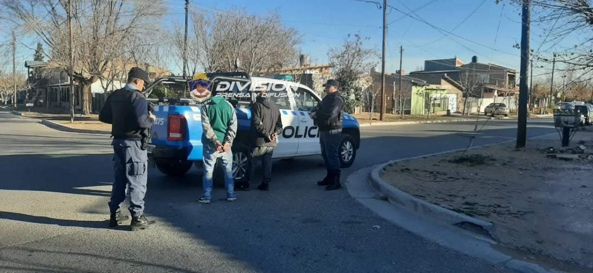 Dos hombres detenidos en Cutral Co. Fuente: (Prensa Policía).