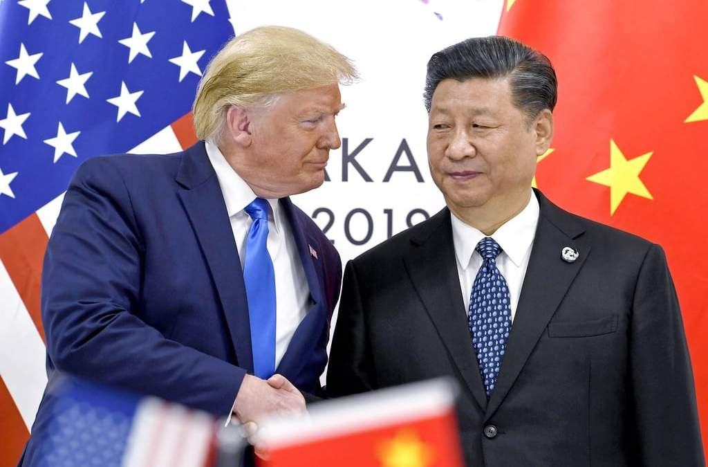 ARCHIVO - El presidente Donald Trump, a la izquierda, estrecha la mano del presidente chino, Xi Jinping, durante una reunión en el marco de la cumbre del G-20 en Osaka, Japón, el 29 de junio de 2019