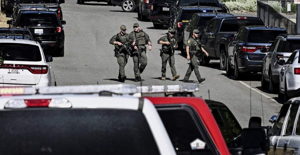 Policías y bomberos responden a una balacera en la montaña Canfield, el domingo 29 de junio de 2025, en Coeur d'Alene, Idaho