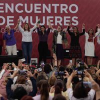 Mujeres de la 4T arropan a Sheinbaum con el grito “¡presidenta, presidenta!”