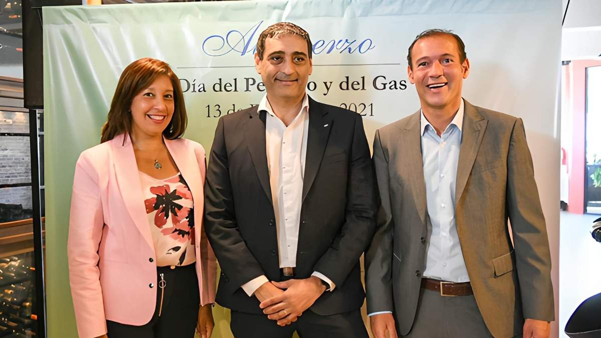 Omar Gutiérrez junto a Arabela Carreras y Pablo Iuliano. Fuente: (@ArabelaCarreras)