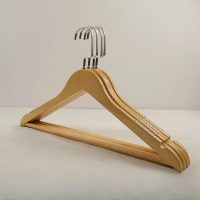 Si tenés perchas de madera sin usar o rotas, no las tires: creá este fabuloso y muy útil perchero