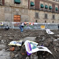 Buscadoras simulan excavaciones frente a Palacio para pedir a AMLO atender desapariciones