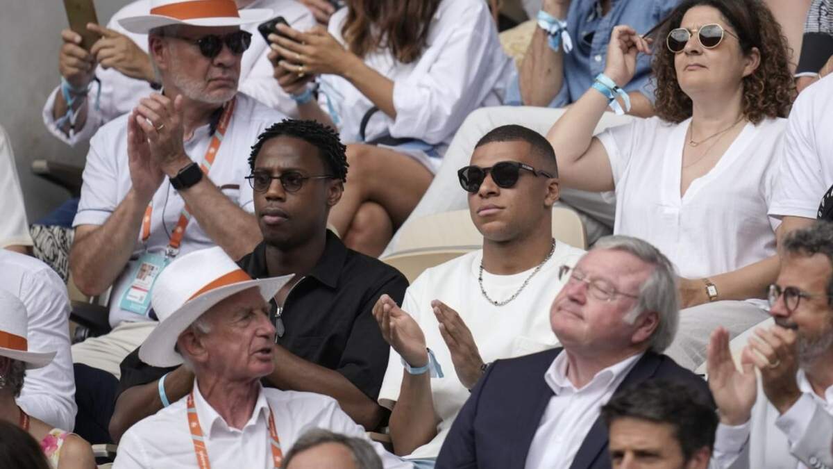 Kylian Mbappé observa la final del Abierto de Francia entre Novak Djokovic y Casper Ruud, en París