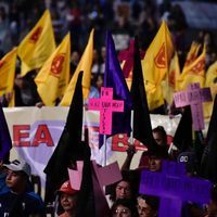 Acuden 3 mil a marcha feminista en CDMX; dos lesionados y daños en monumentos históricos