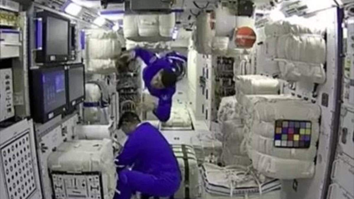 Astronautas chinos trabajando en el módulo orbital Tianhe