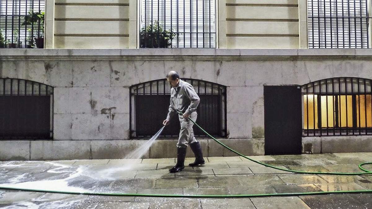 Encargado de edificio. Fuente (Infobae)