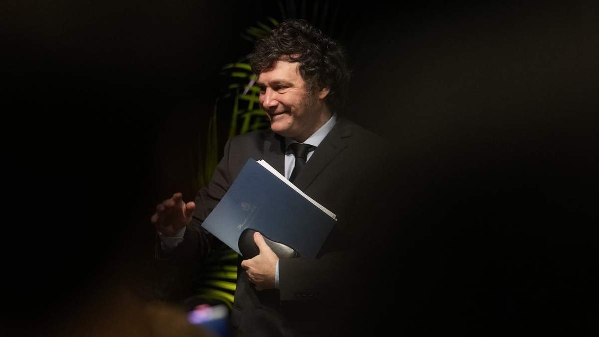 El presidente argentino, Javier Milei, sale del escenario después de hablar ante estudiantes de la Universidad Internacional de Florida el jueves 11 de abril