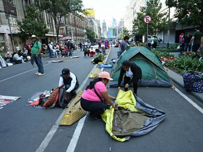 A 10 días del Mundial, la CNTE cerca el Zócalo con plantones (Video)