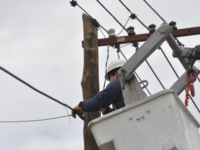 Restablecen el servicio de luz para el 62% de la población en Bahía Blanca