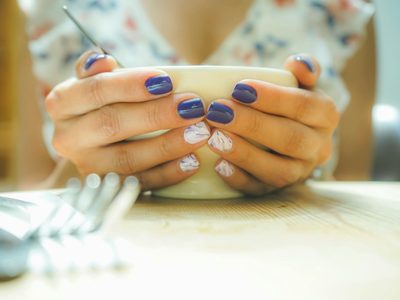 Manicuras 2025: 6 diseños de Nail Art para uñas cortas que demuestran que lo simple no es nada aburrido