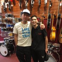 Chris Martin, cantante de Coldplay, improvisó un concierto en tienda de música en Argentina