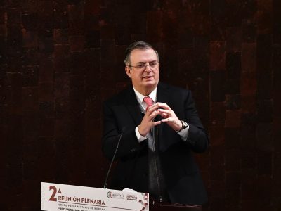 Tunden a Marcelo Ebrard por publicar foto falsa de John Lennon con una playera de Pedro Infante