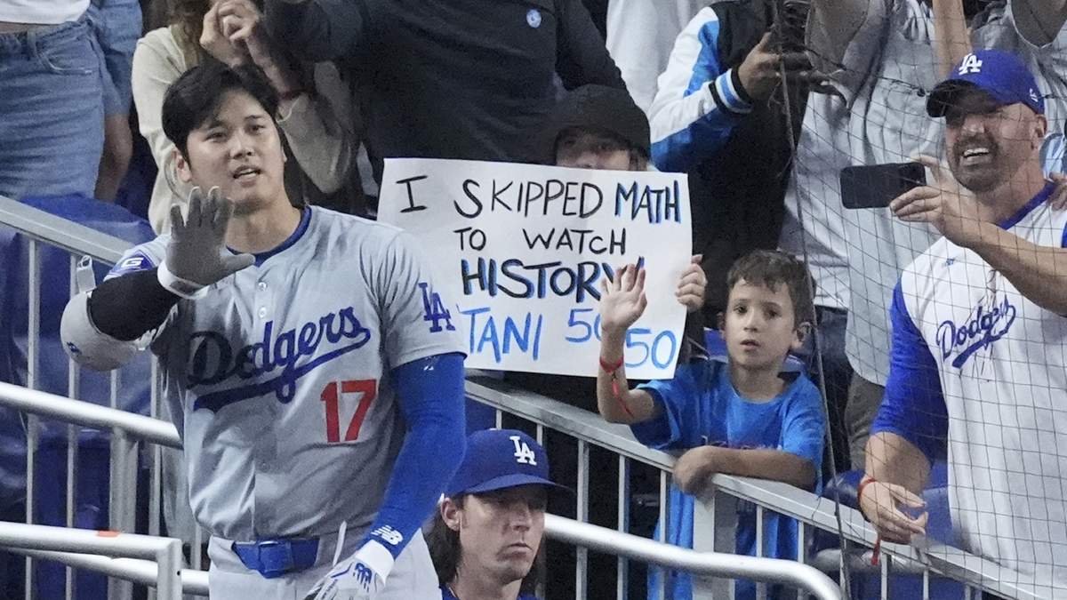 El japonés Shohei Ohtani, de los Dodgers de Los Ángeles, agradece al público luego de batear un jonrón en la séptima entrada