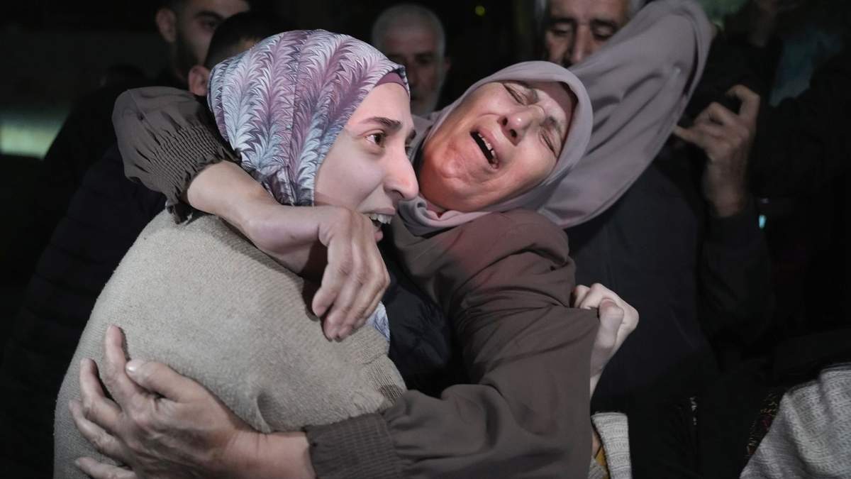 Shuruq Dwayat, izquierda, prisionera palestina liberada por Israel, es abrazada por familiares el domingo 26 de noviembre