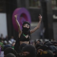 Manifestación pro aborto deja lesionadas a 13 civiles y 43 policías