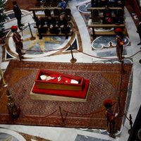 El Vaticano mantiene abierta la capilla ardiente del Papa Francisco toda la noche por gran afluencia
