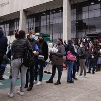 Pese a récord de contagios, persisten las aglomeraciones en el Hospital de La Raza