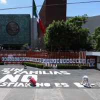 “Espiar no es buscar”: Familiares de desaparecidos clausuran simbólicamente la Cámara de Diputados