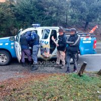 Dos jóvenes fueron sorprendidos mientras realizaban pesca furtiva en Villa La Angostura