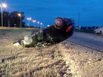 Se le reventó un neumático, perdió el control y volcó en la Ruta Provincial 7