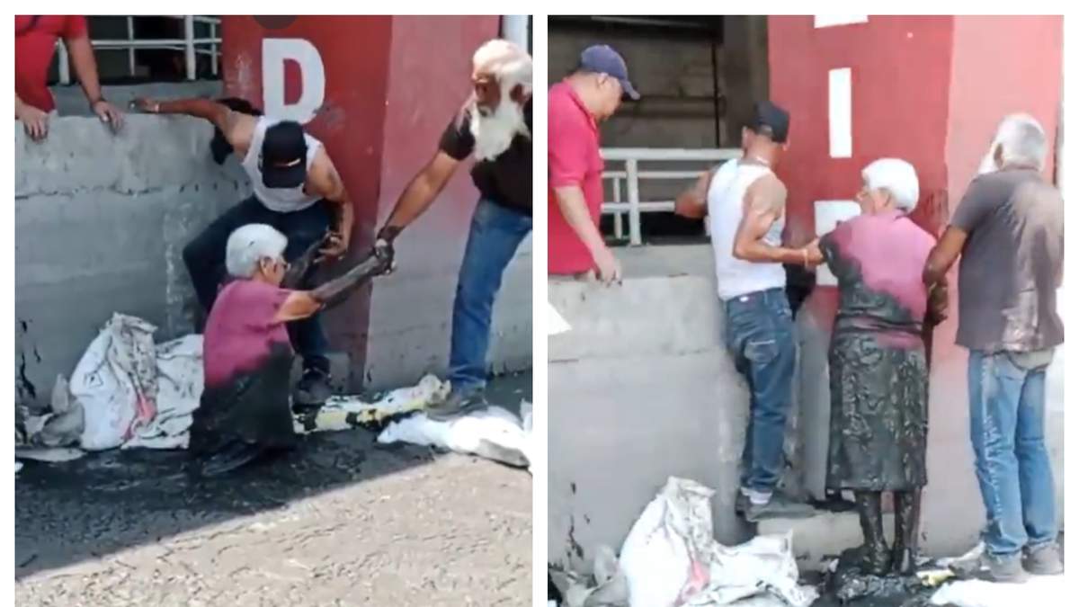 Varios hombres ayudaron a la mujer a salir del agujero