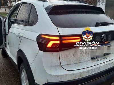 Intentó escapar en un vehículo robado, pero fue detenido por la policía en Centenario
