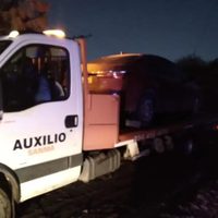 Conducían un auto robado, quisieron evadir un control policial y los detuvieron